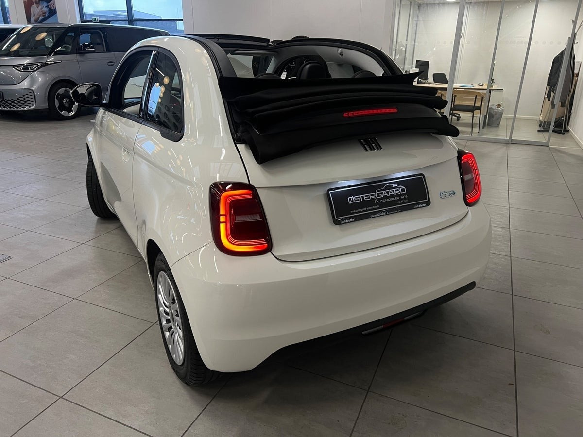 Hvid Fiat 500e fra 2023