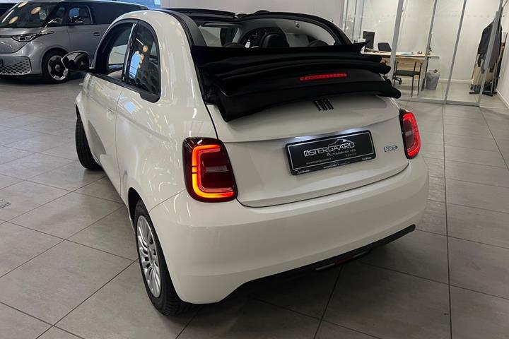 Hvid Fiat 500e fra 2023