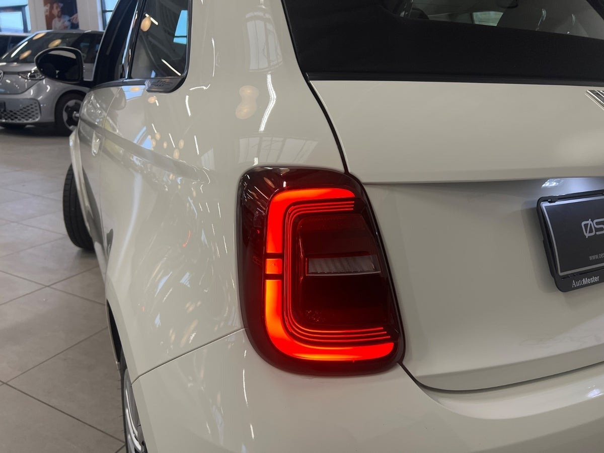 Hvid Fiat 500e fra 2023