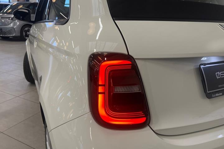 Hvid Fiat 500e fra 2023