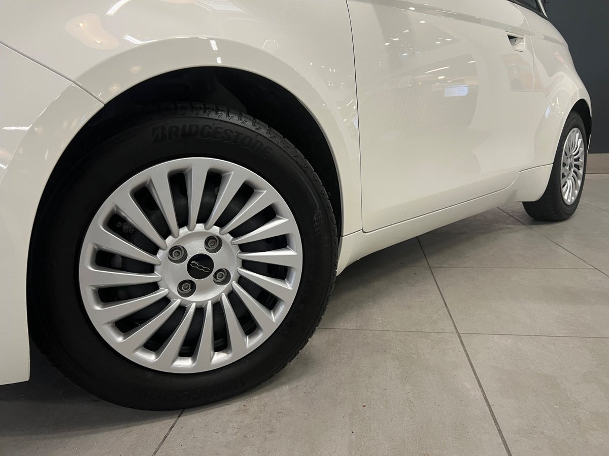 Hvid Fiat 500e fra 2023