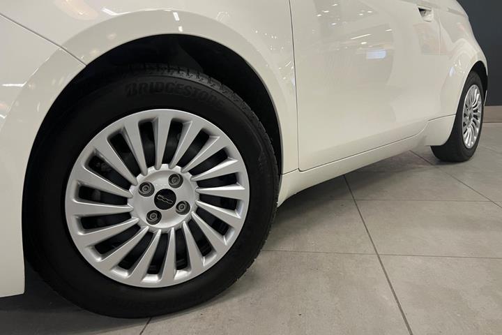 Hvid Fiat 500e fra 2023