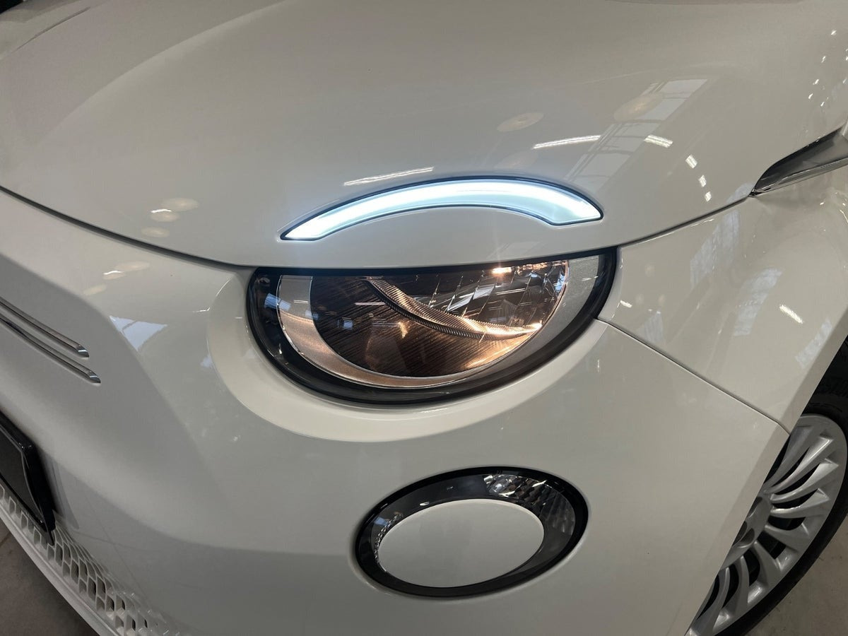 Hvid Fiat 500e fra 2023