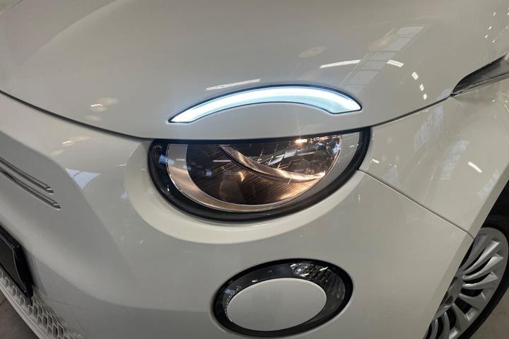 Hvid Fiat 500e fra 2023