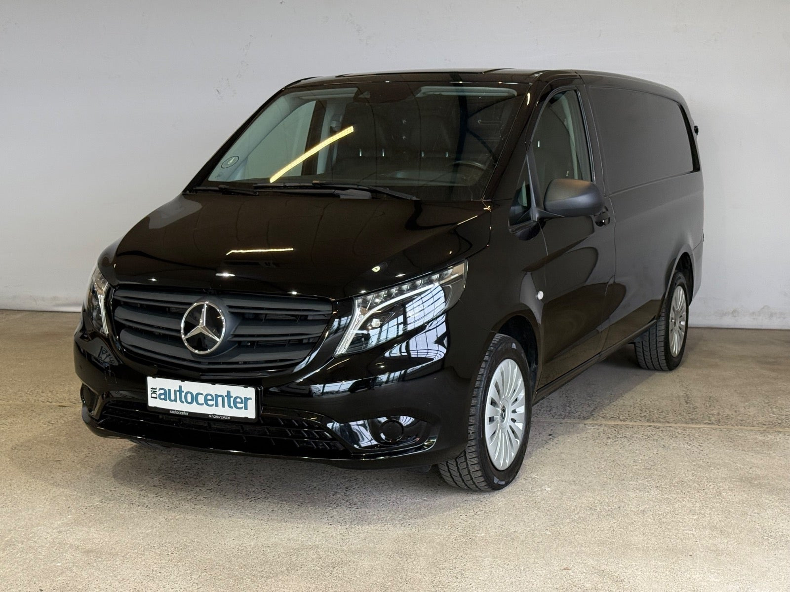 Sort Mercedes Vito 114 fra 2023