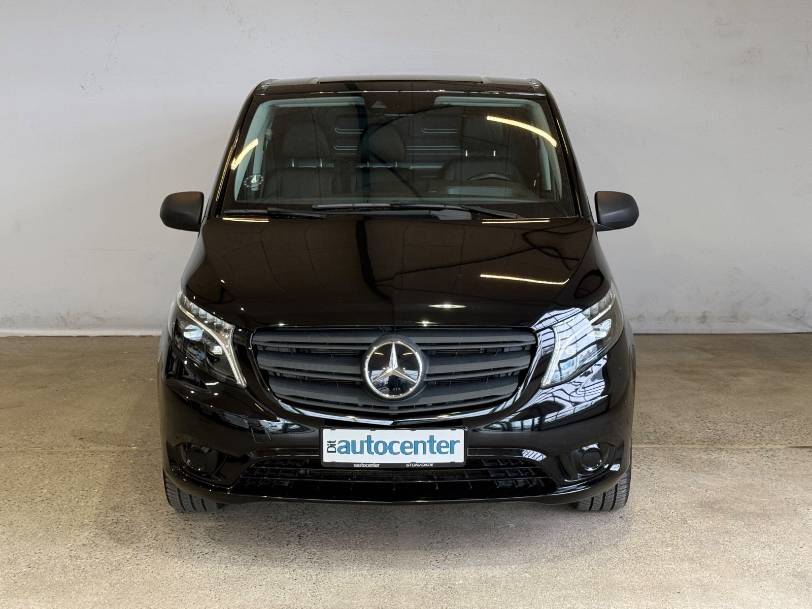 Sort Mercedes Vito 114 fra 2023