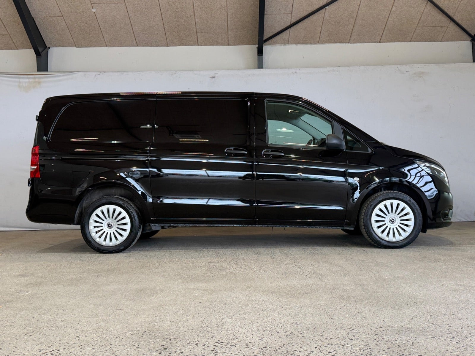Sort Mercedes Vito 114 fra 2023