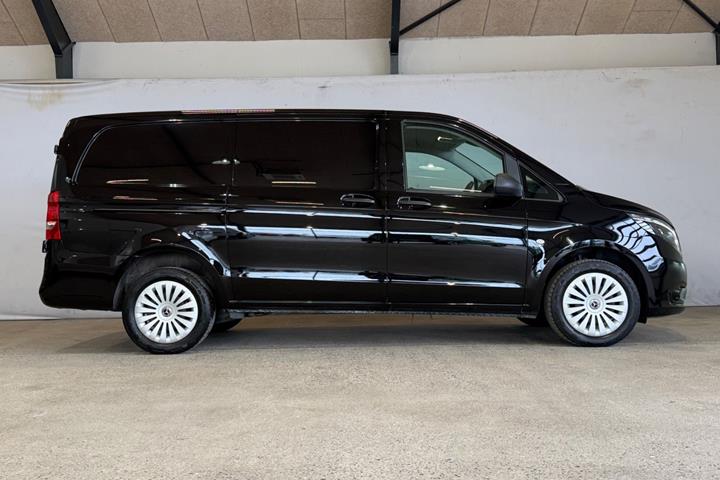 Sort Mercedes Vito 114 fra 2023