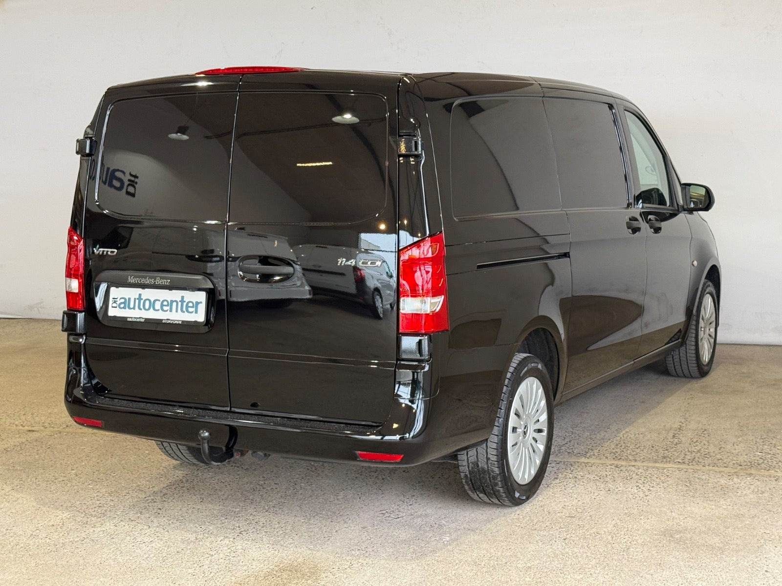 Sort Mercedes Vito 114 fra 2023