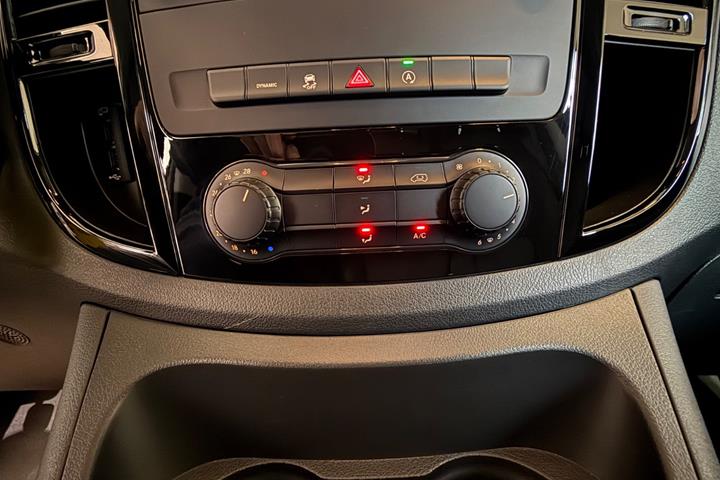 Sort Mercedes Vito 114 fra 2023