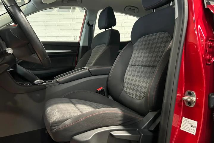 Rød MG ZS fra 2022