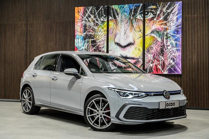 Grå VW Golf VIII fra 2021