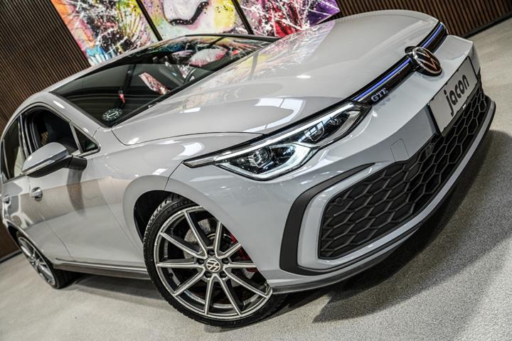 Grå VW Golf VIII fra 2021