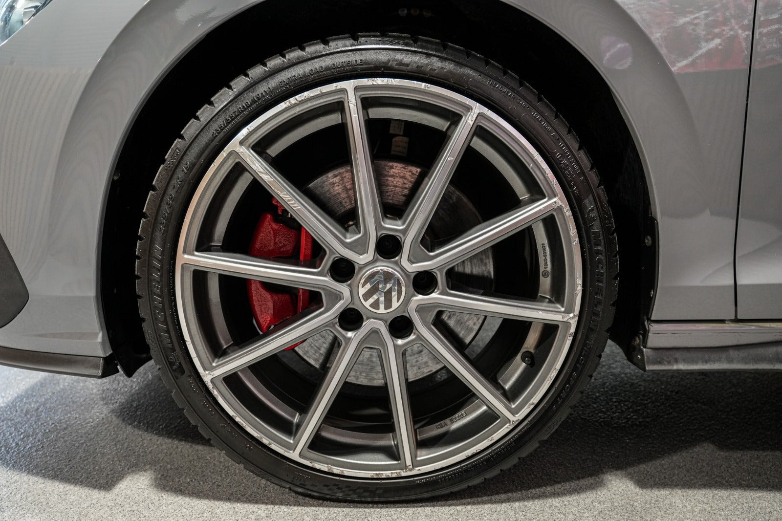 Grå VW Golf VIII fra 2021