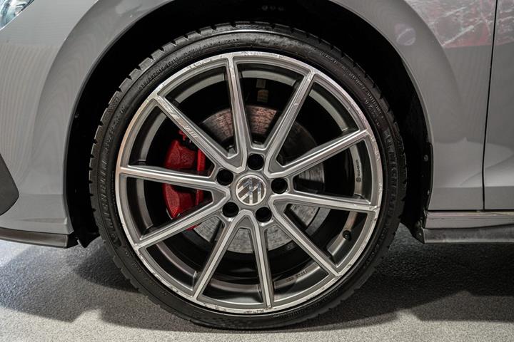 Grå VW Golf VIII fra 2021