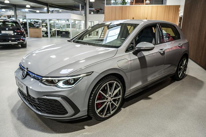 Grå VW Golf VIII fra 2021