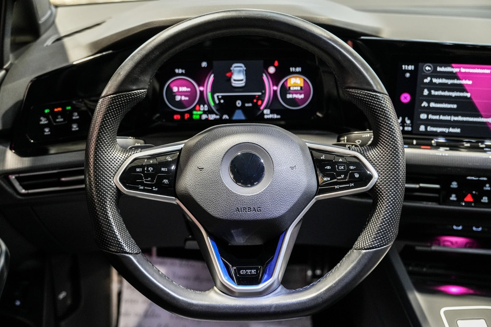 Grå VW Golf VIII fra 2021