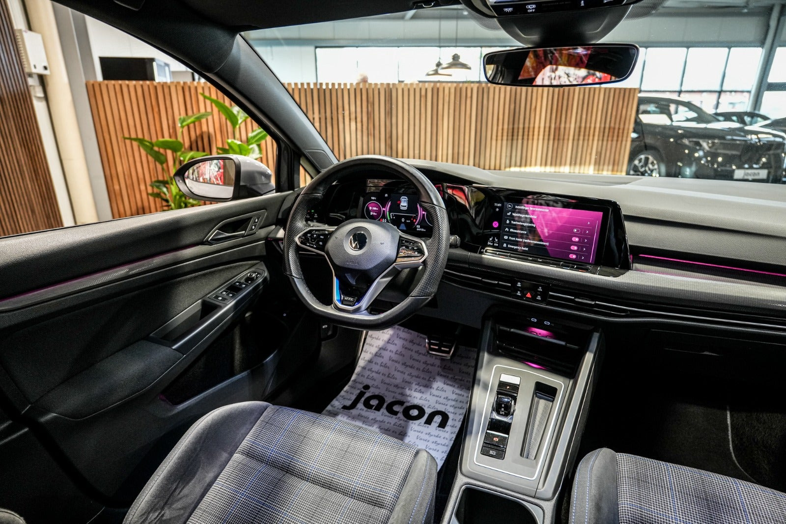 Grå VW Golf VIII fra 2021