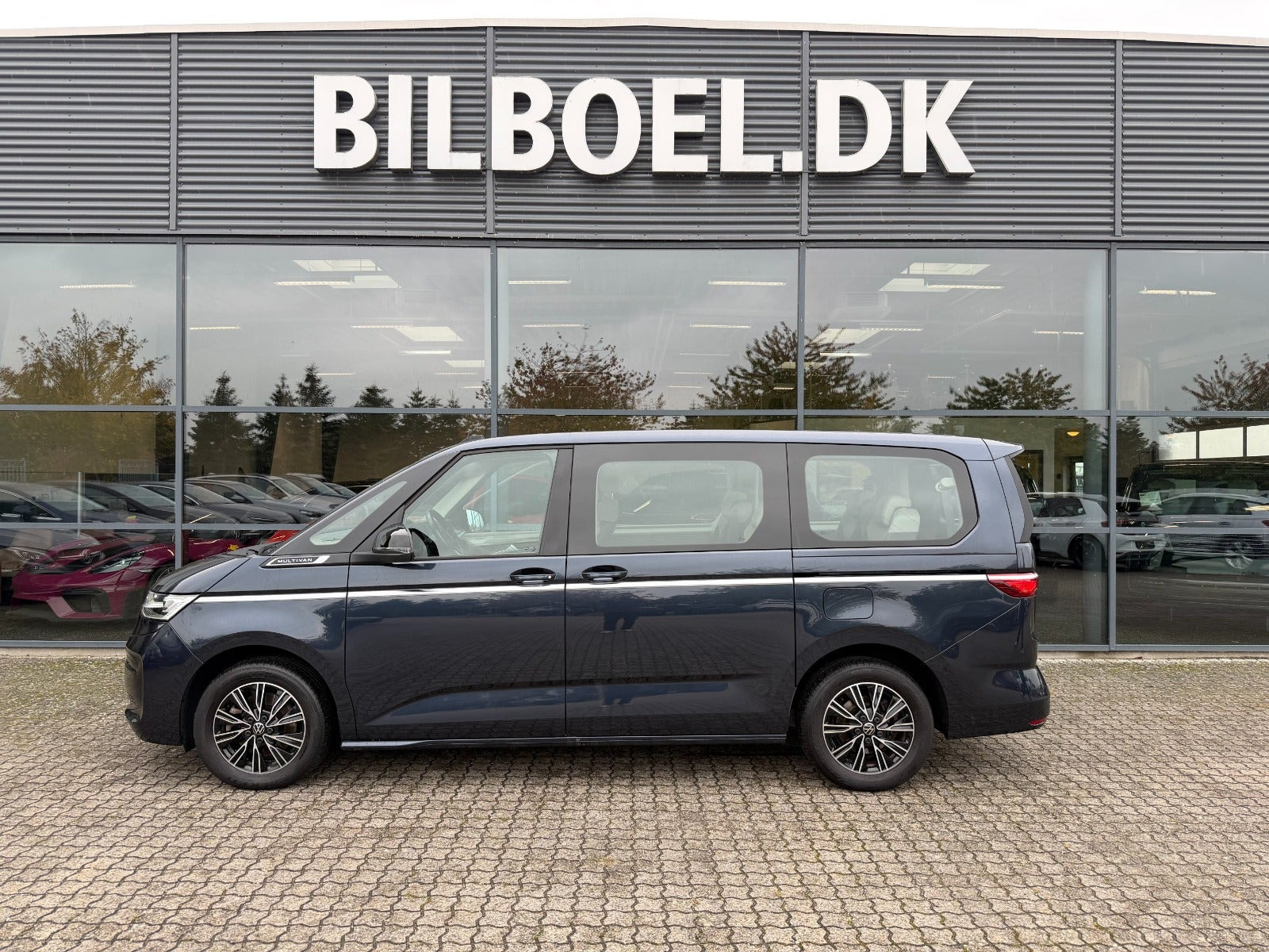 Blå VW Multivan fra 2024