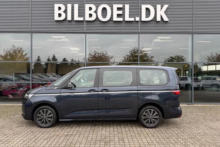 Blå VW Multivan fra 2024