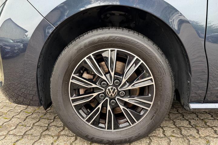 Blå VW Multivan fra 2024