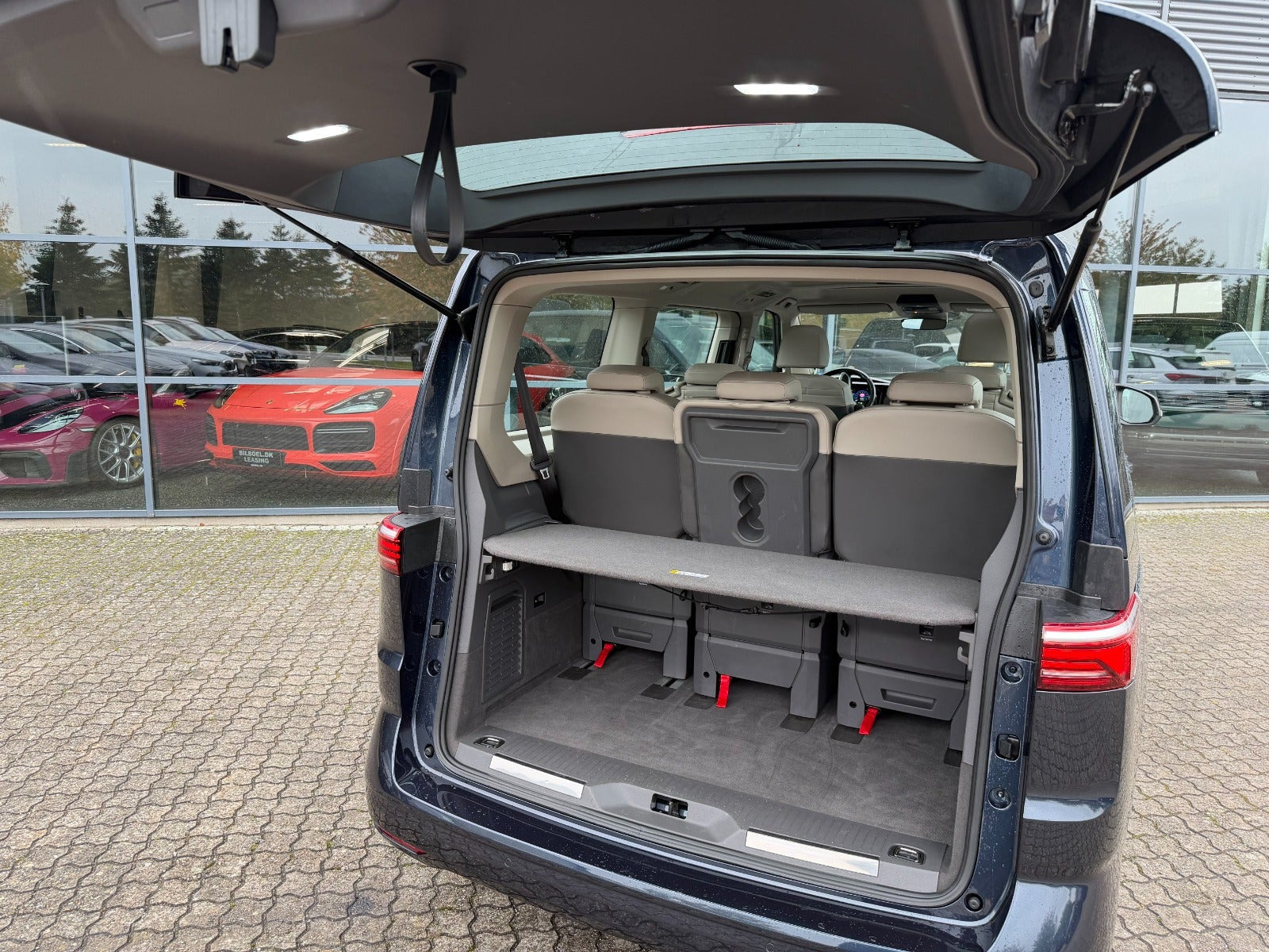 Blå VW Multivan fra 2024