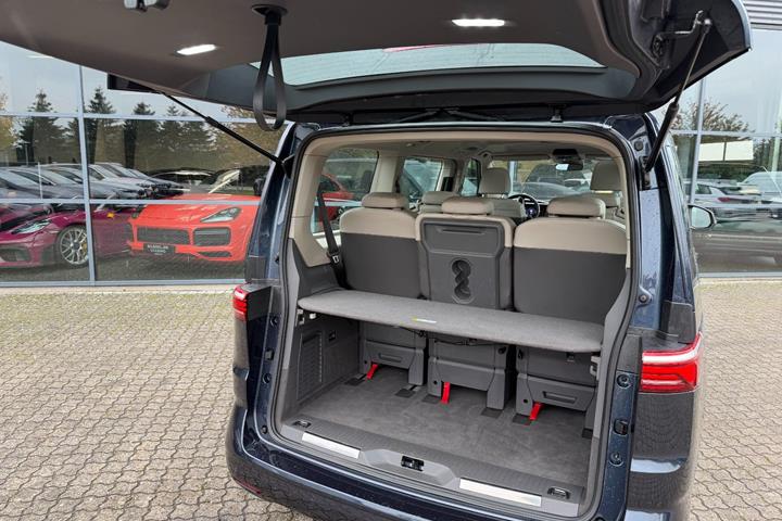 Blå VW Multivan fra 2024