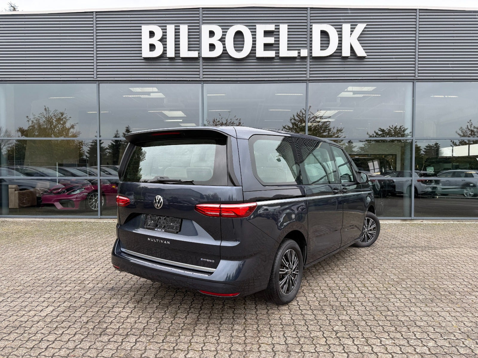Blå VW Multivan fra 2024