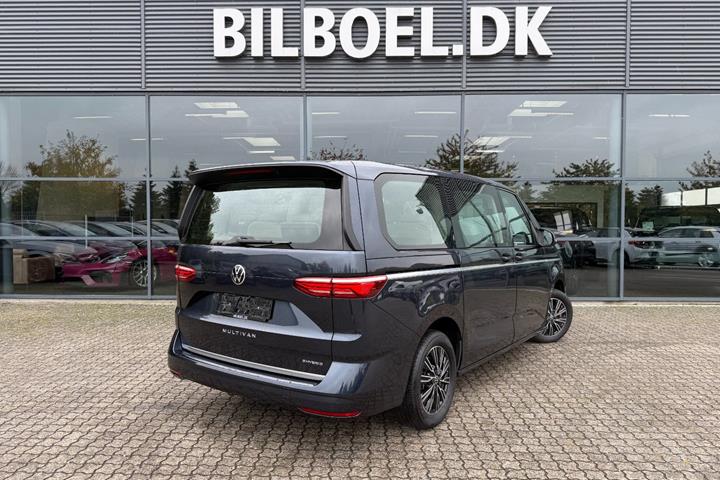 Blå VW Multivan fra 2024