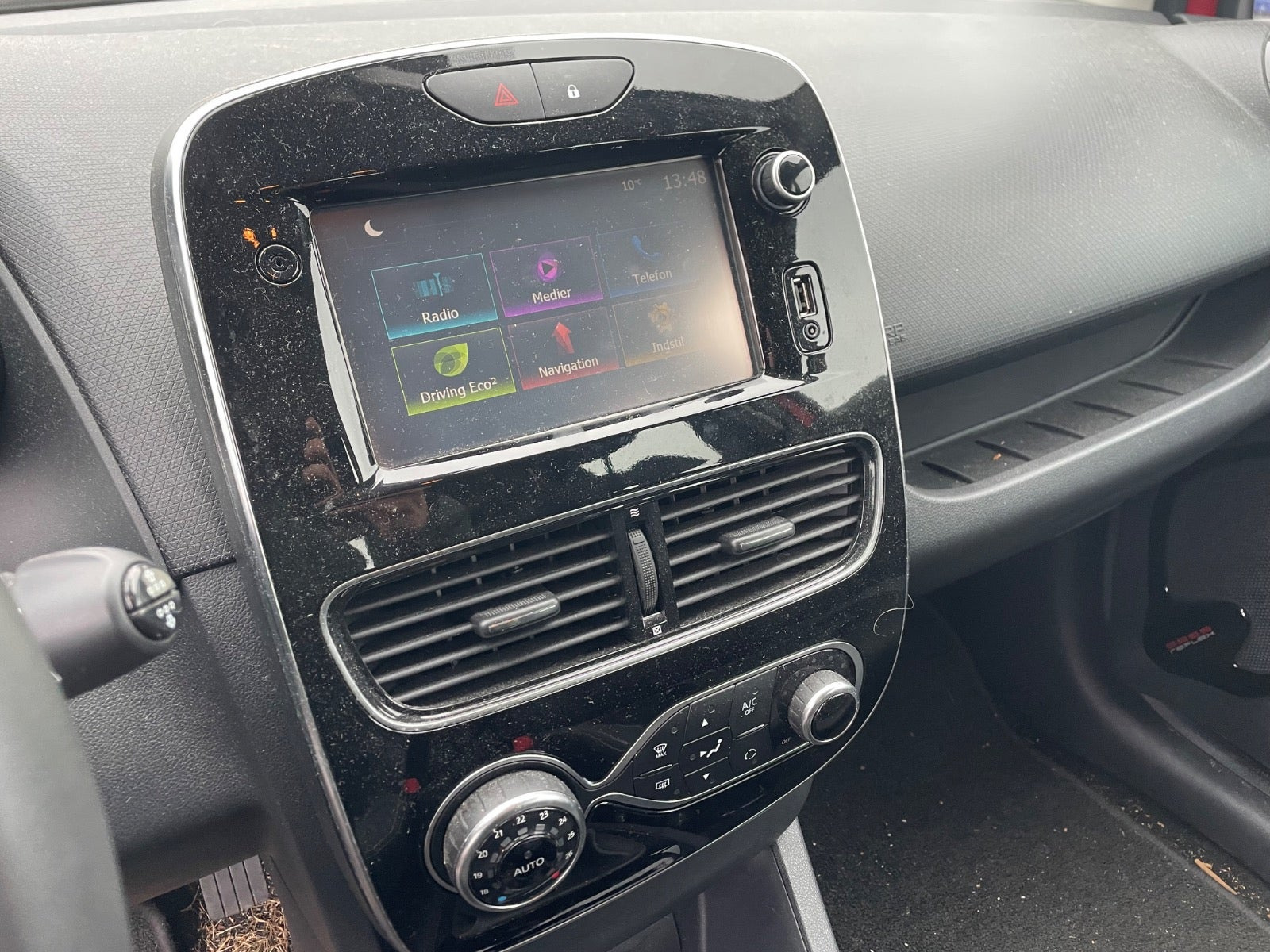 Rød Renault Clio IV fra 2018