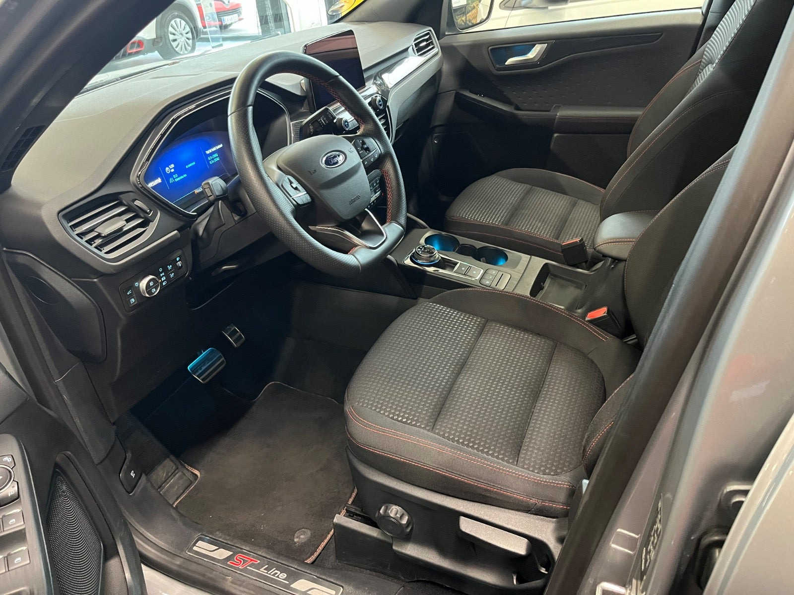Grå Ford Kuga fra 2020