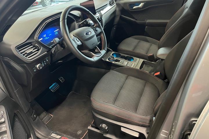 Grå Ford Kuga fra 2020