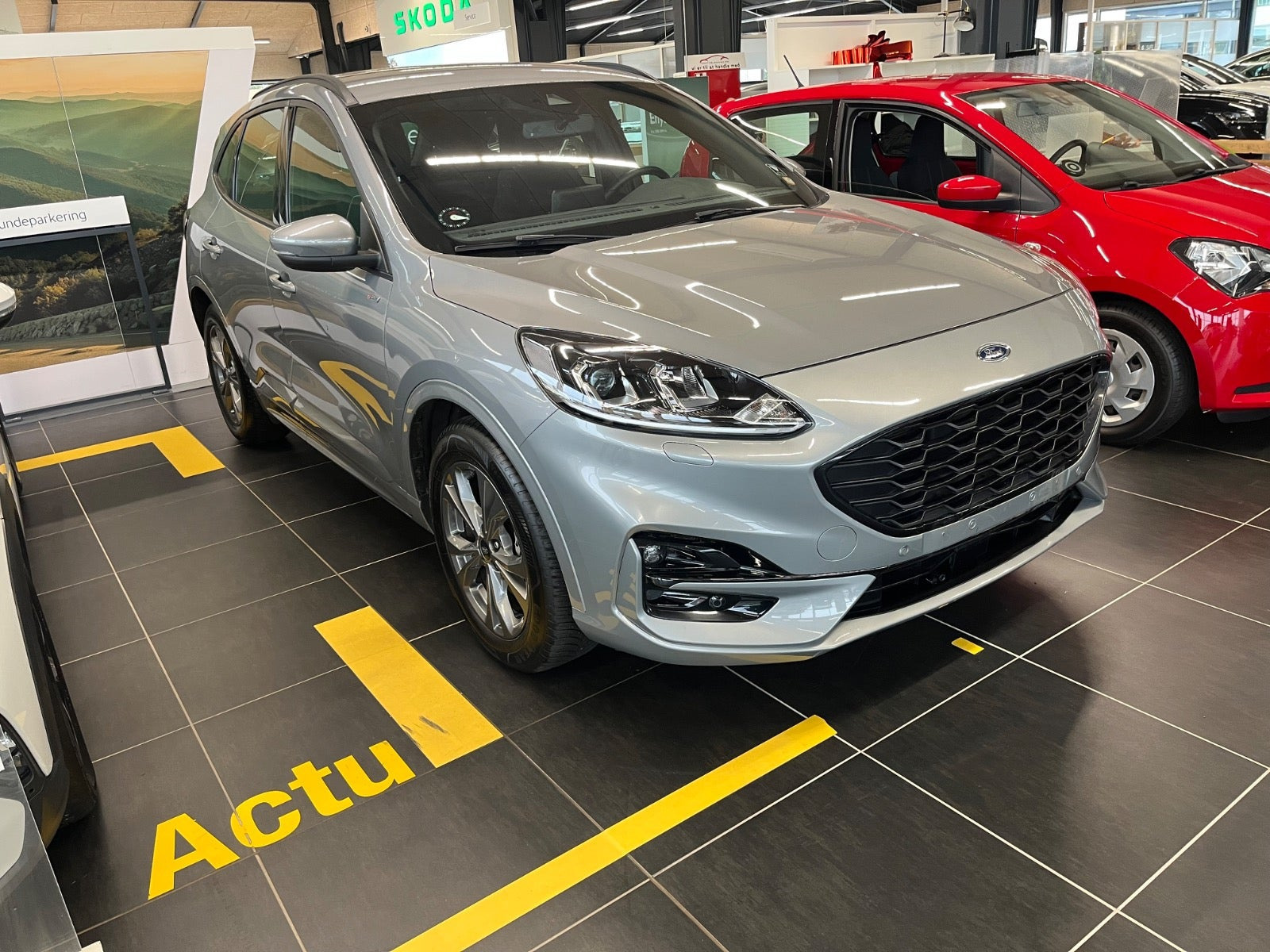 Grå Ford Kuga fra 2020