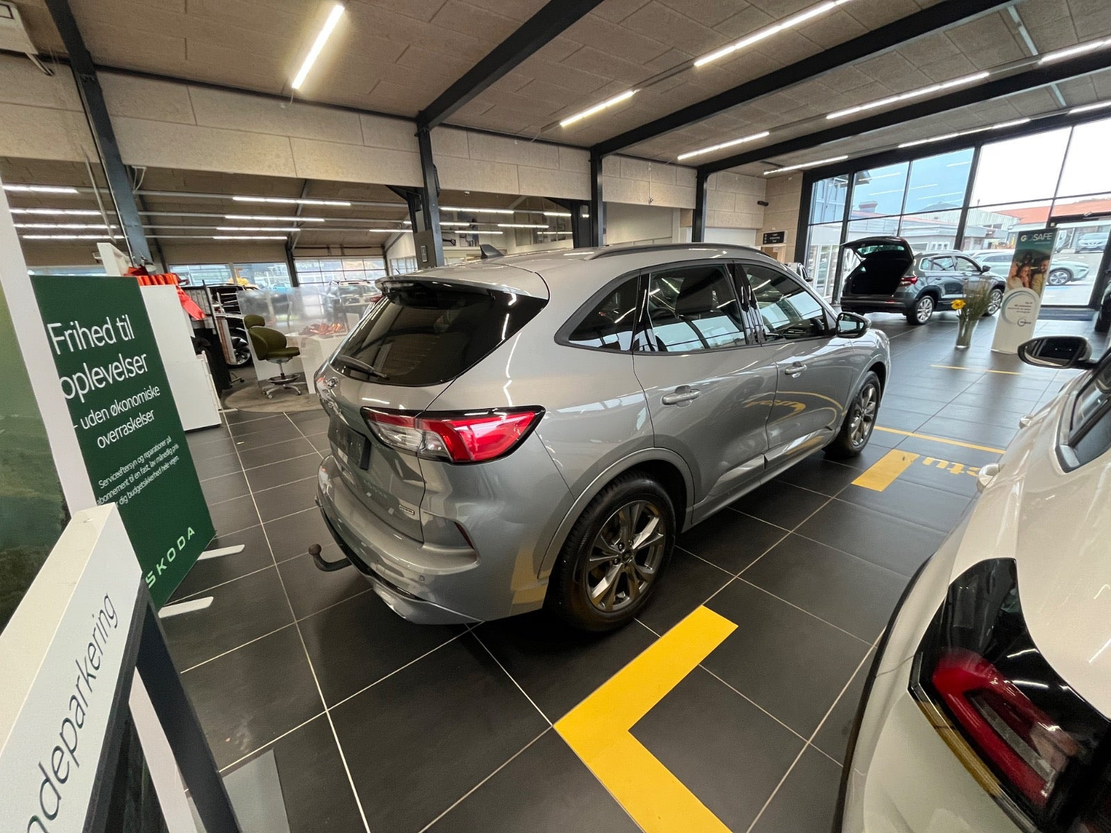 Grå Ford Kuga fra 2020