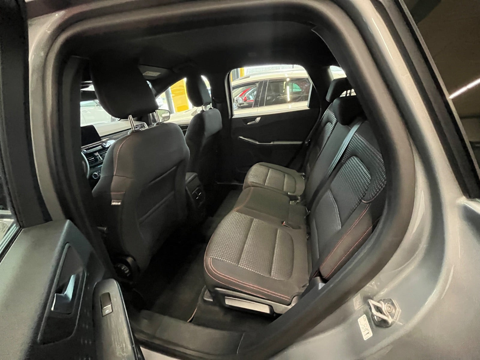 Grå Ford Kuga fra 2020
