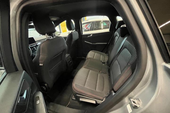 Grå Ford Kuga fra 2020