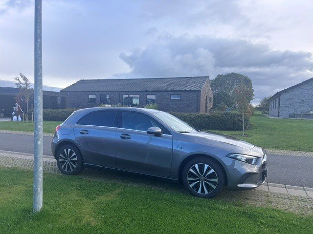 Grå Mercedes A250 e fra 2020