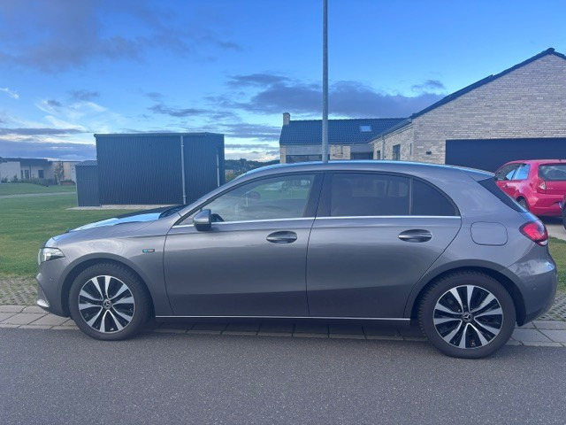 Grå Mercedes A250 e fra 2020