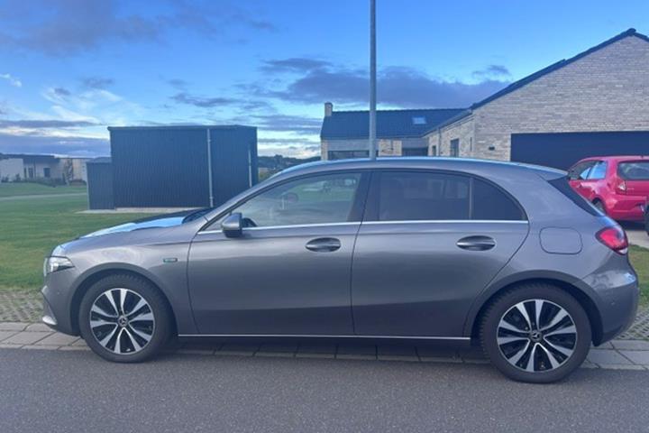 Grå Mercedes A250 e fra 2020