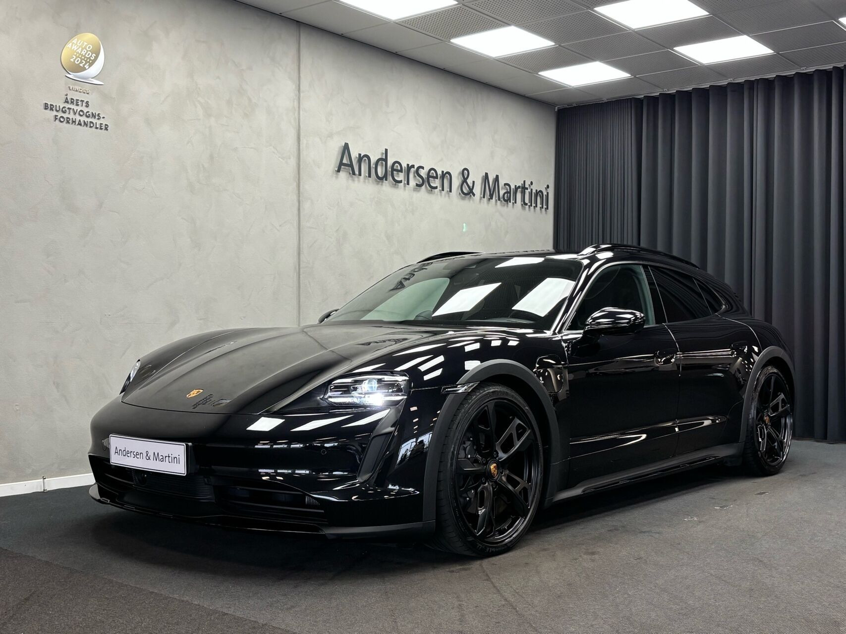 Sort Porsche Taycan fra 2023