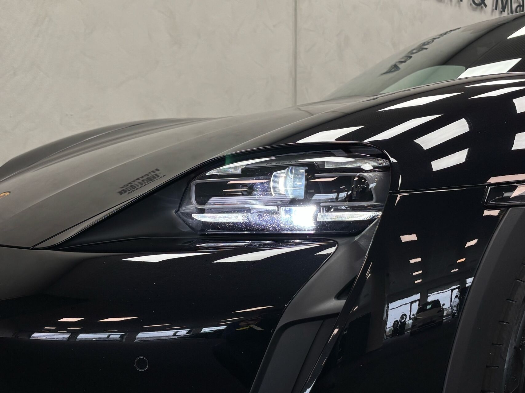 Sort Porsche Taycan fra 2023