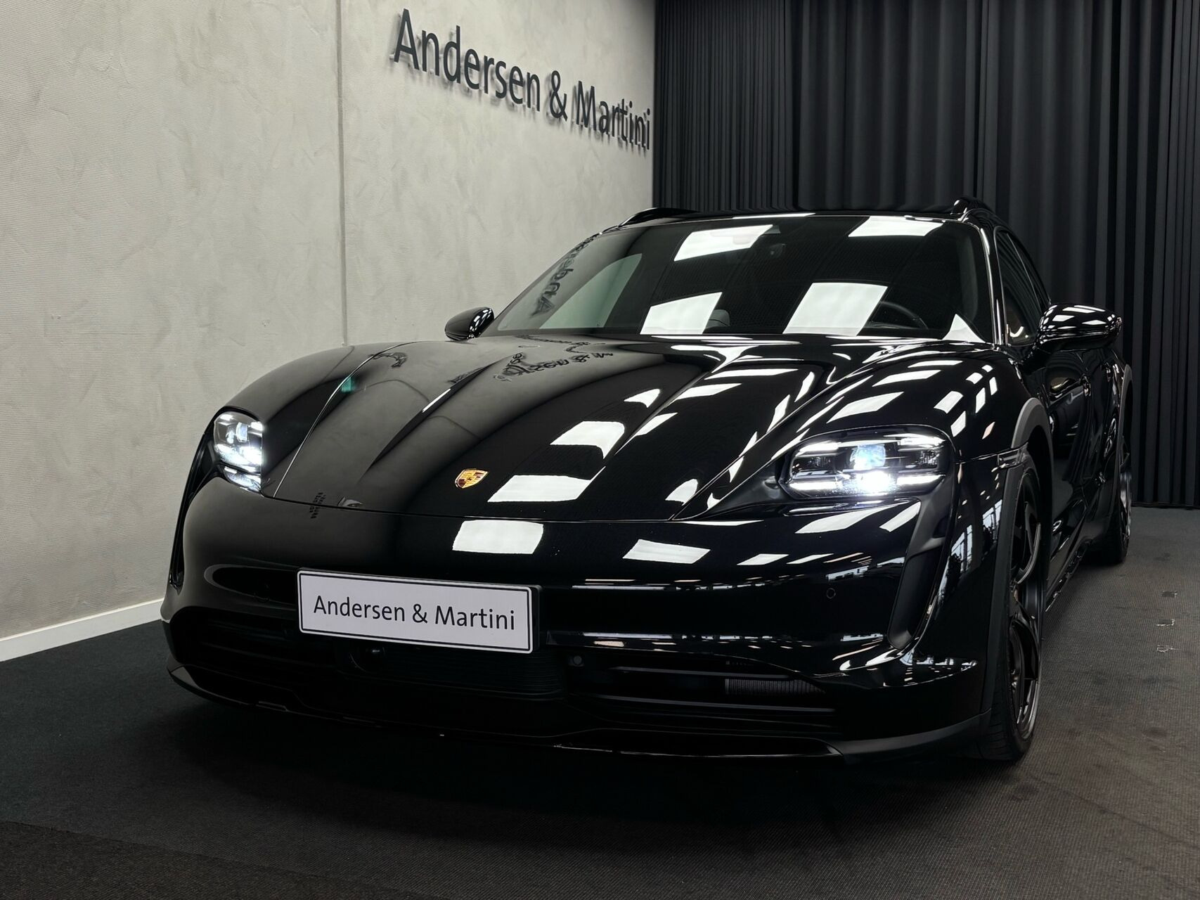 Sort Porsche Taycan fra 2023
