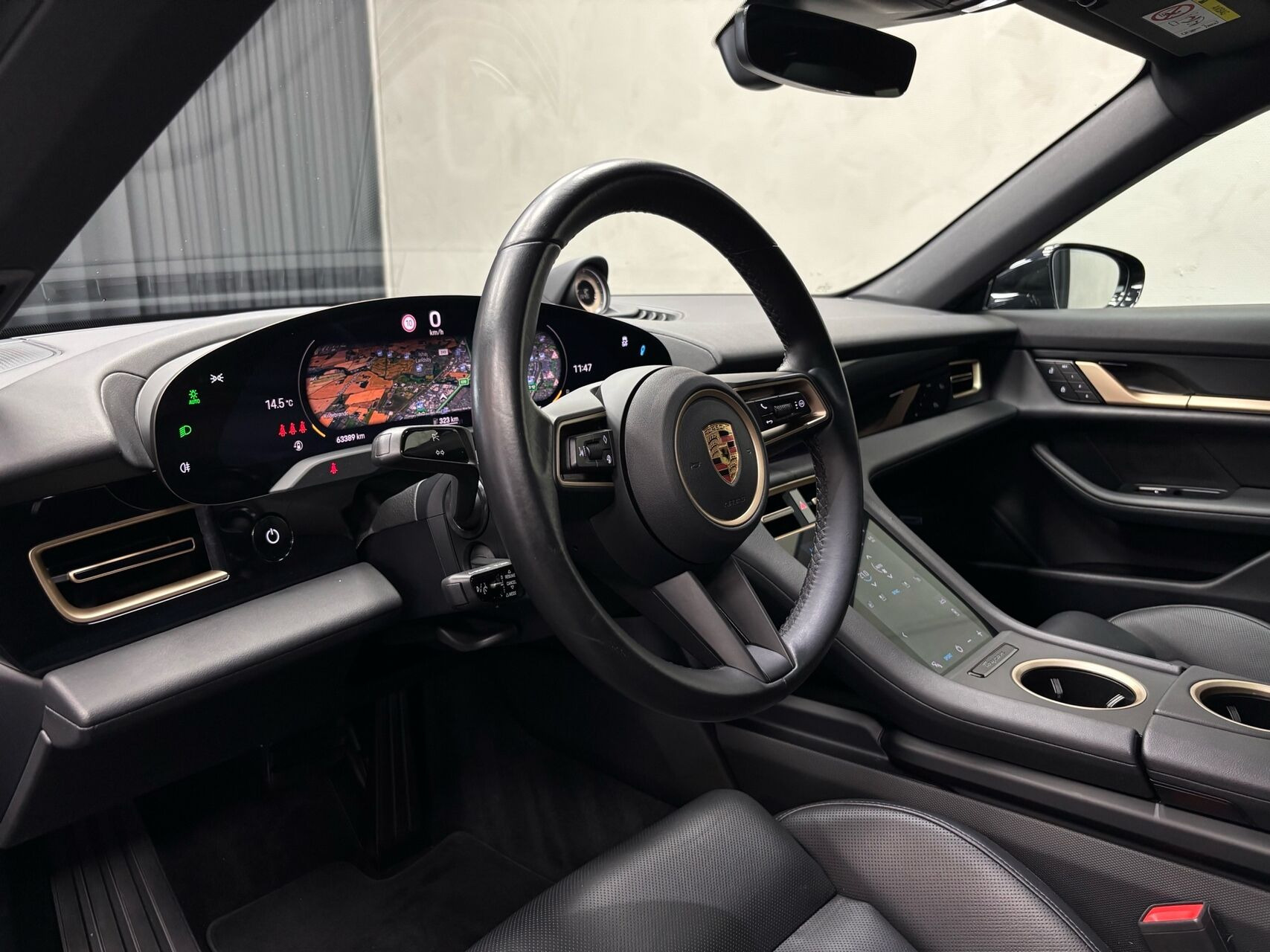 Sort Porsche Taycan fra 2023