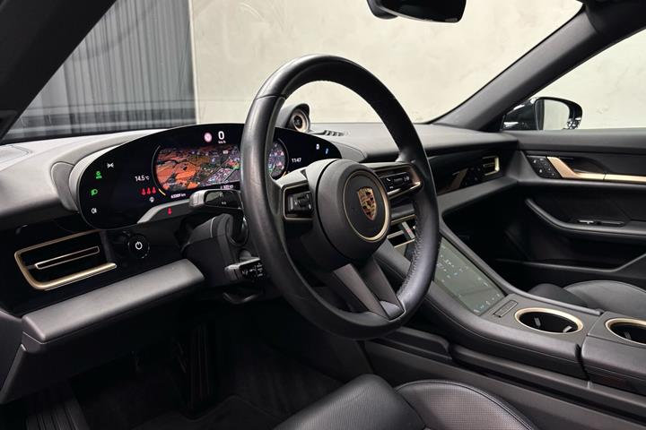 Sort Porsche Taycan fra 2023