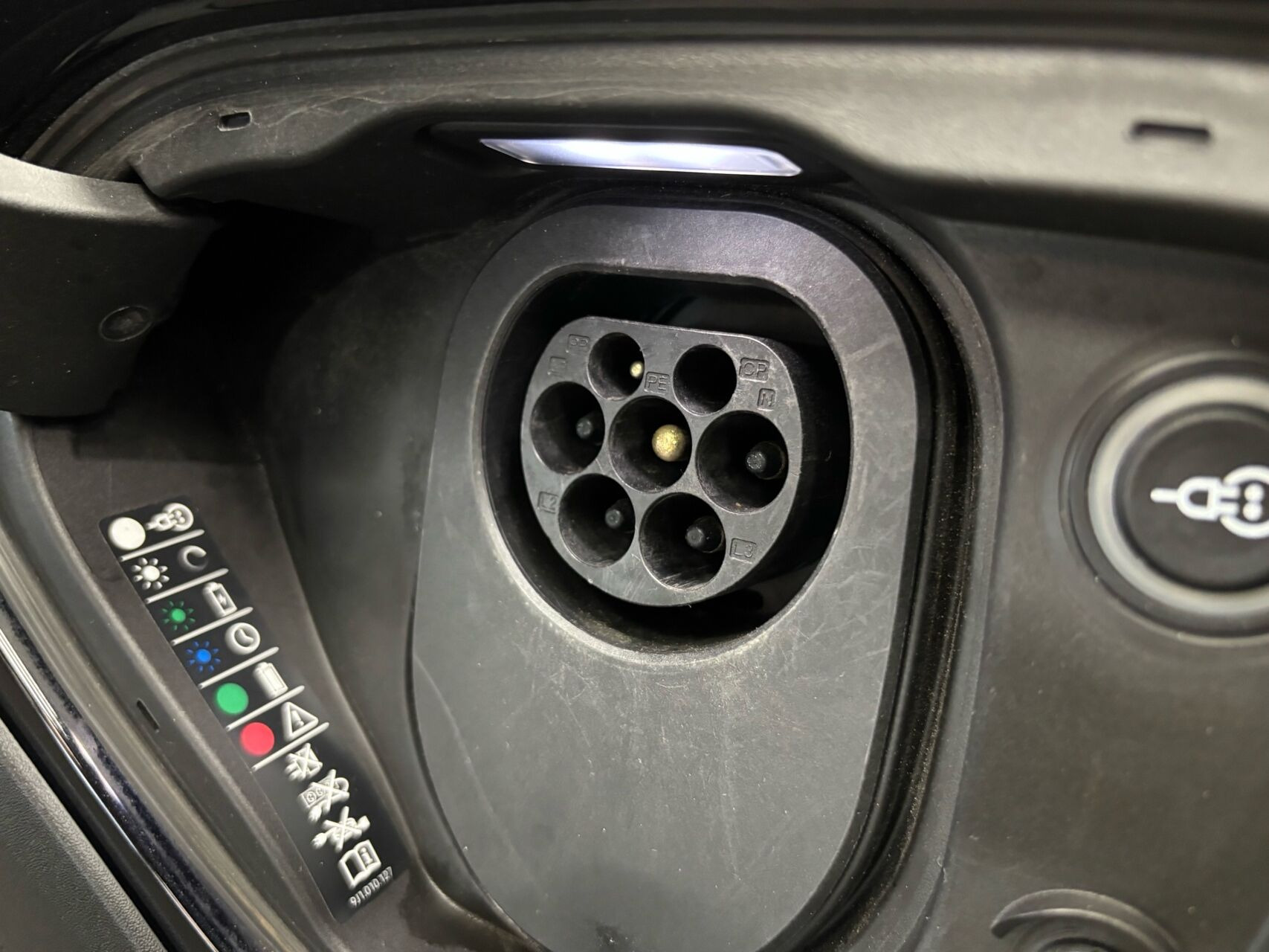 Sort Porsche Taycan fra 2023