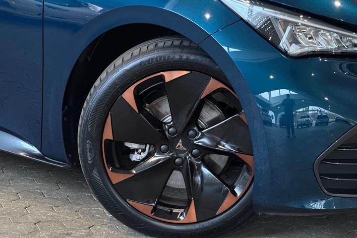Blå Cupra Born fra 2023