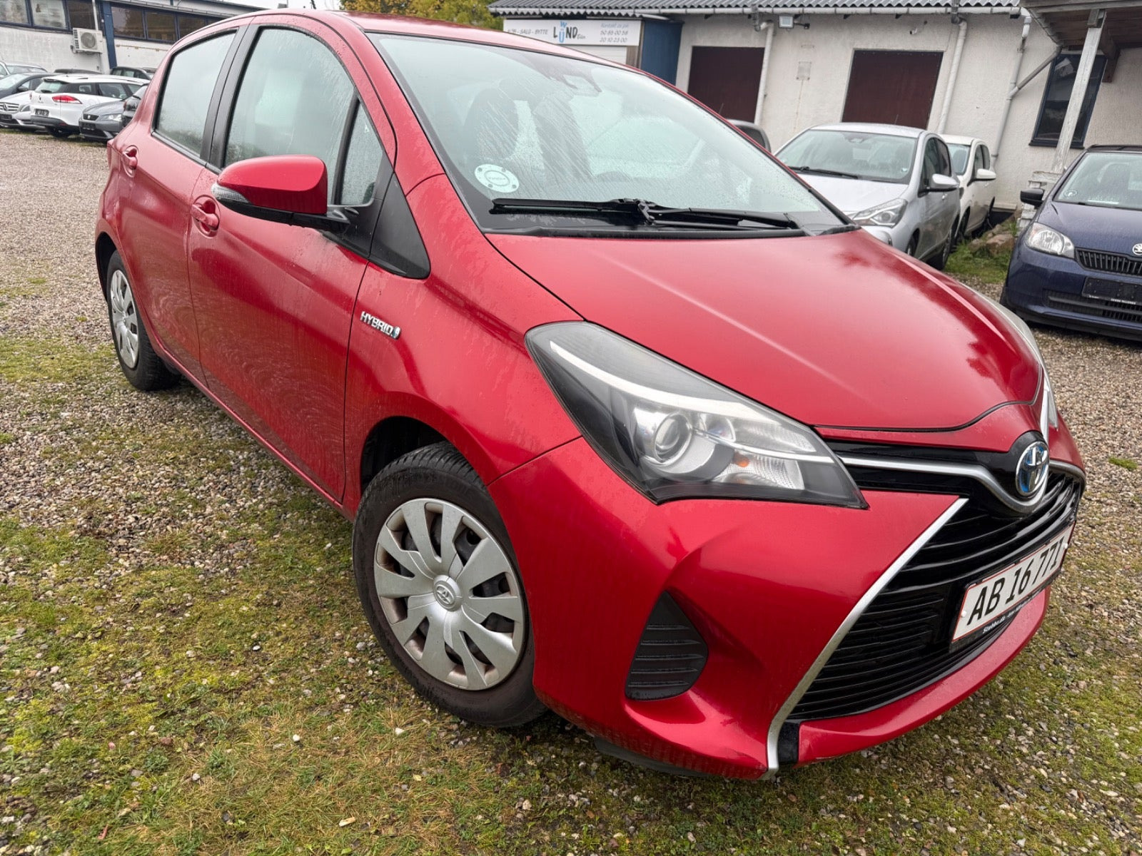 Rød Toyota Yaris fra 2015