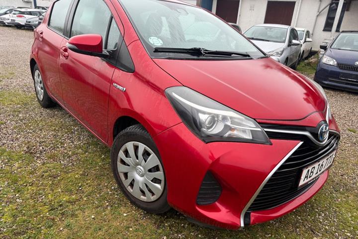 Rød Toyota Yaris fra 2015