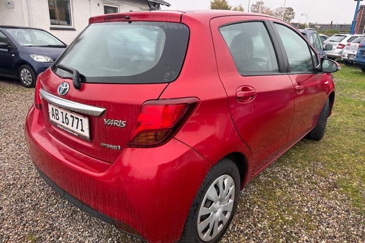 Rød Toyota Yaris fra 2015