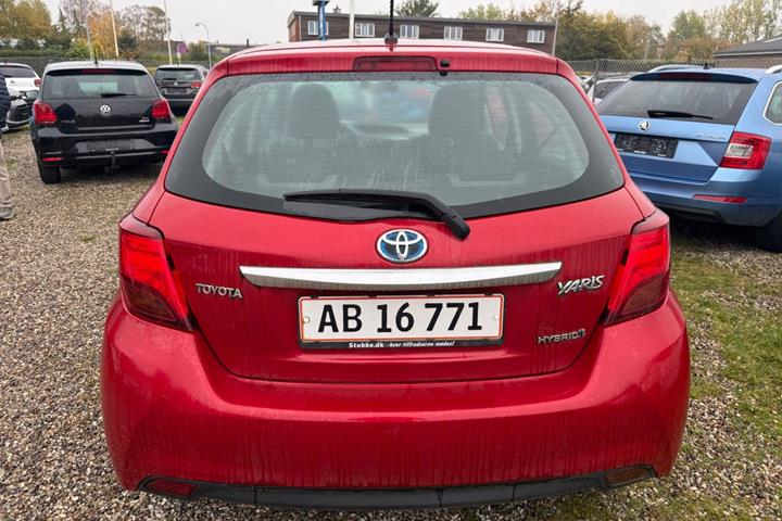 Rød Toyota Yaris fra 2015